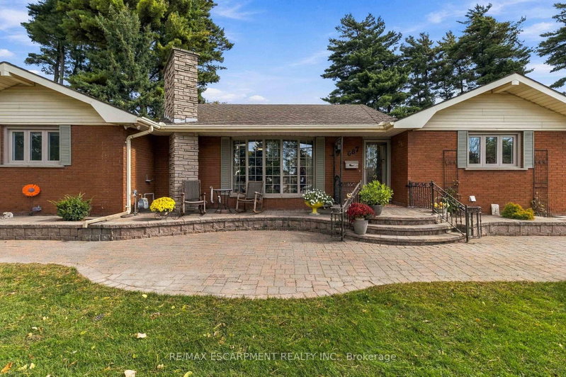 687 James St photo 2