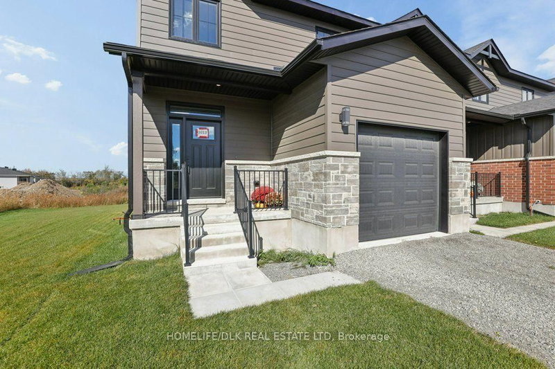 1013 Dobbie St photo 5