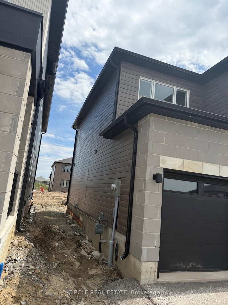 64 Creighton Dr photo 3