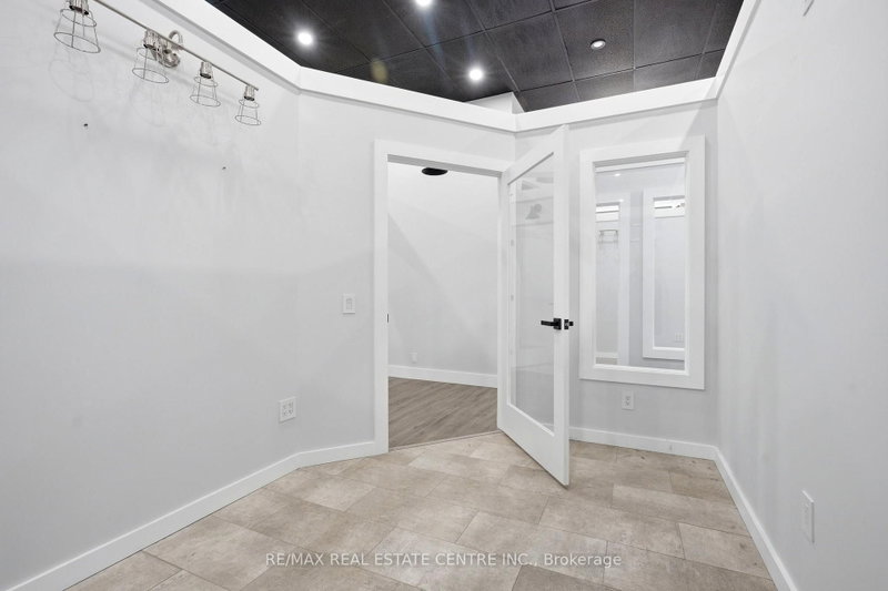 45 Wyndham St N photo 4
