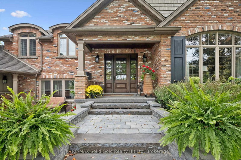 2073 Maplewood Rd photo 3