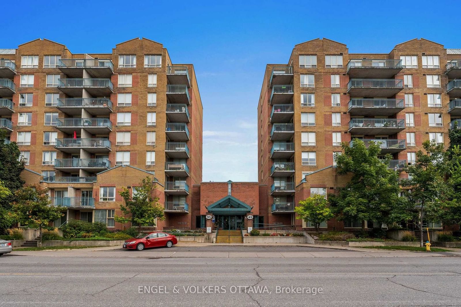 45 Holland Avenue, Unit 318