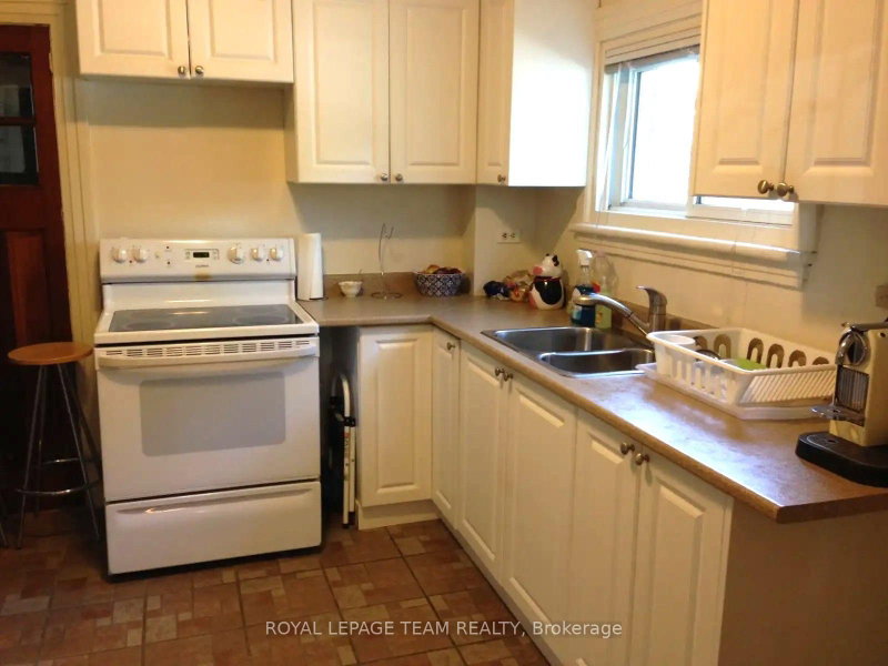 33 Cameron Ave photo 4