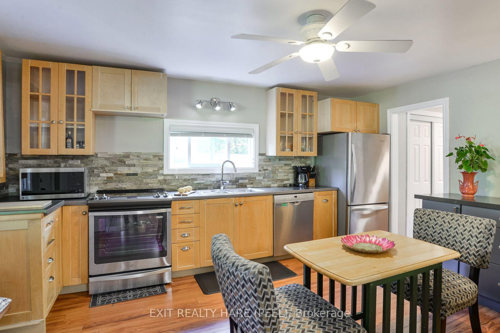 1082 Lambert Road photo 6