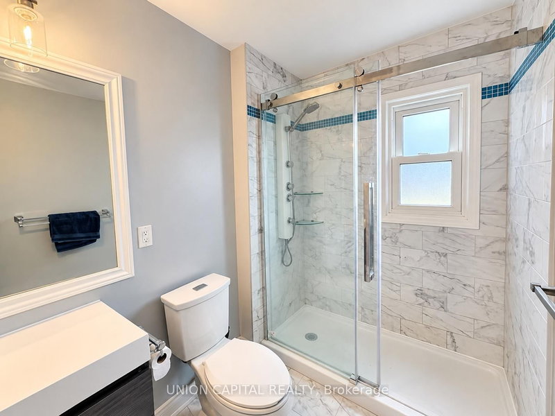 35 Normanhurst Ave photo 4