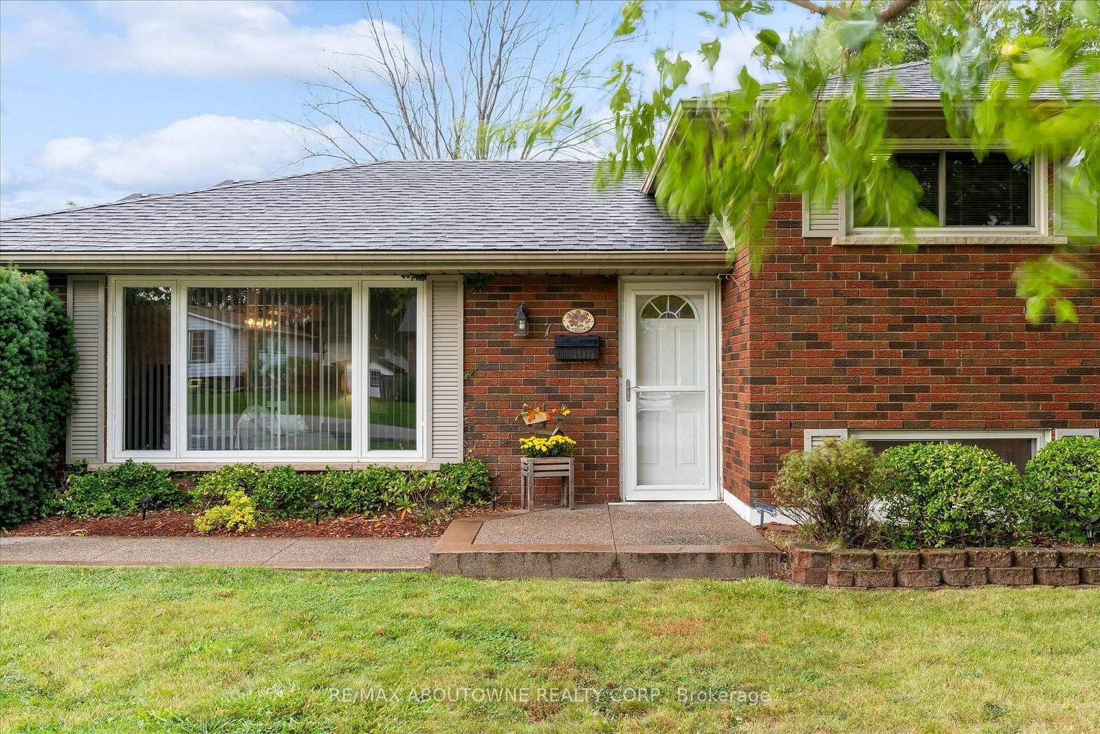 7 Douglas Avenue • Grimsby, ON photo 2