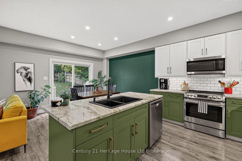 205 Victoria Street S