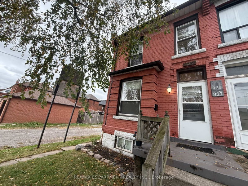 325 Catharine St N photo 3