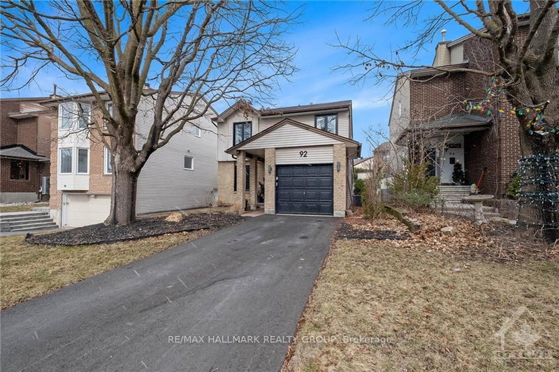 92 GILLESPIE Cres photo 2