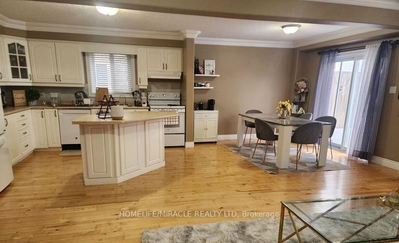 388 Thomas Slee Dr photo 4