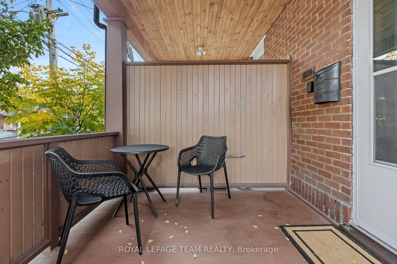 208 Holland Ave photo 3