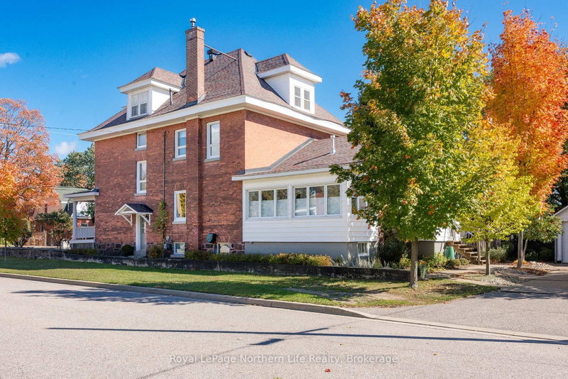 797 Mcintyre St W photo 3