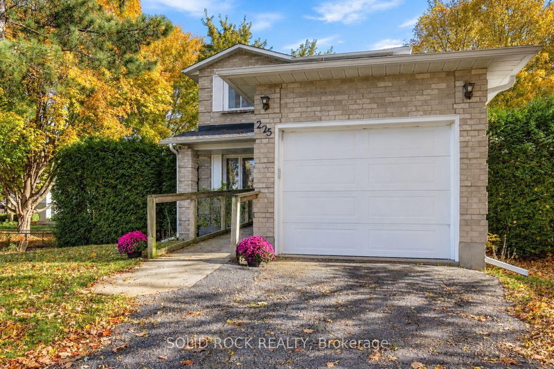 225 Colonel Douglas Cres photo 3
