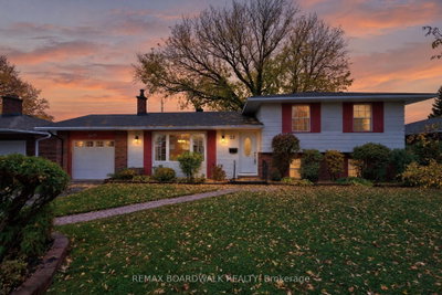 20 Tripp Crescent • Barrhaven, ON photo 2
