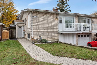 2092 St Laurent Boulevard • Ottawa, ON photo 2