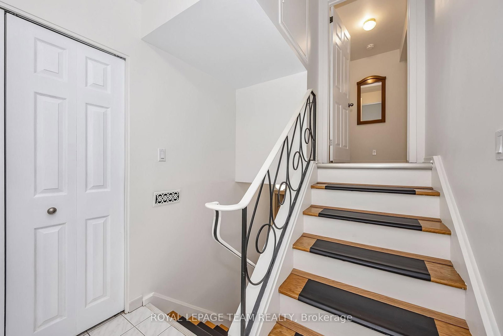 2092 St Laurent Boulevard • Ottawa, ON photo 6