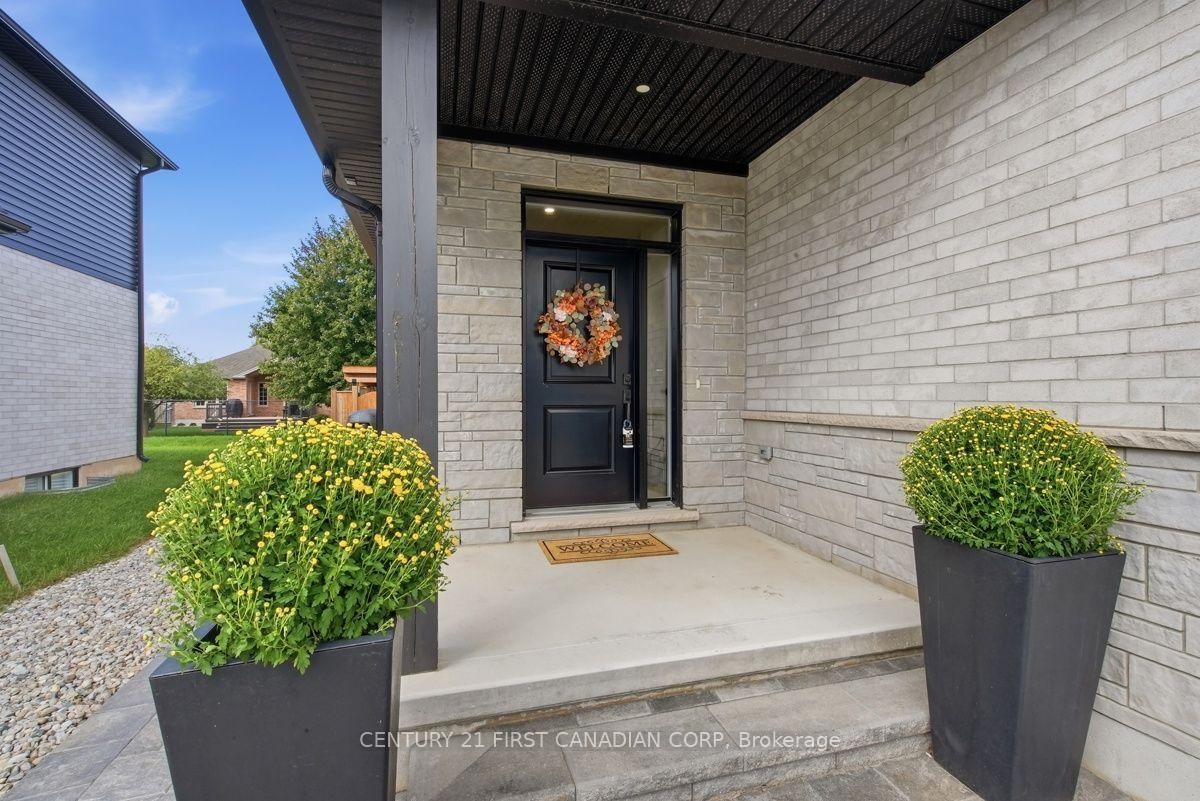 12 Briscoe Crescent • Strathroy-Caradoc, ON photo 4