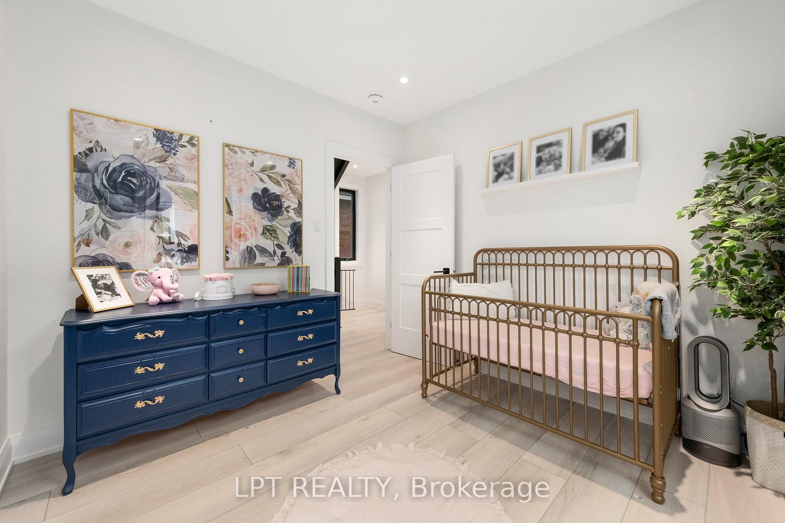 323 Booth St, Ottawa, view 29