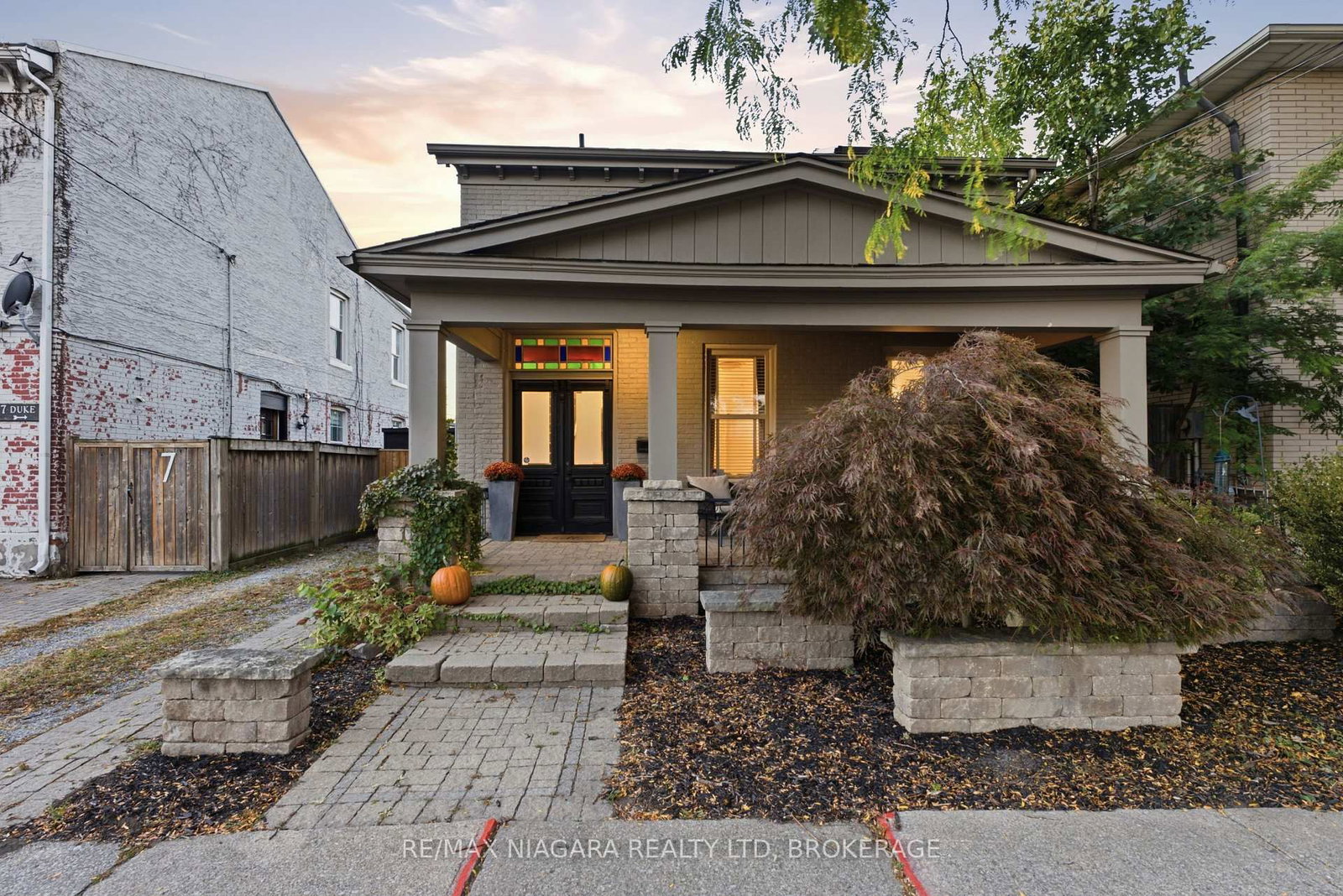 Detached House for sale at 9 Duke Street, St. Catharines, Ontario, L2R 5W1 - Downtown - MLS: X14101430