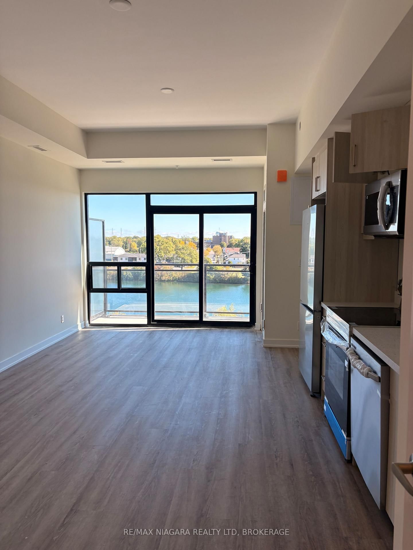 350 Prince Charles Drive, Broadway, Welland, ON