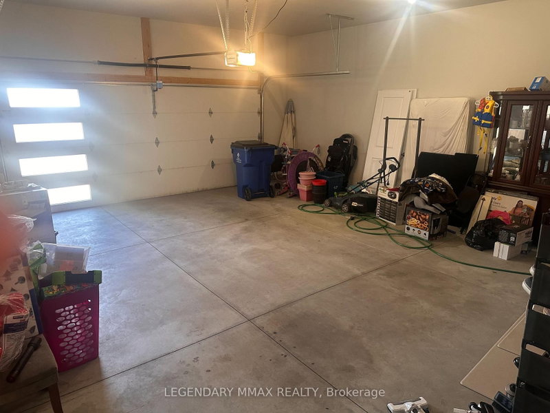 244 Moonstone Cres photo 4