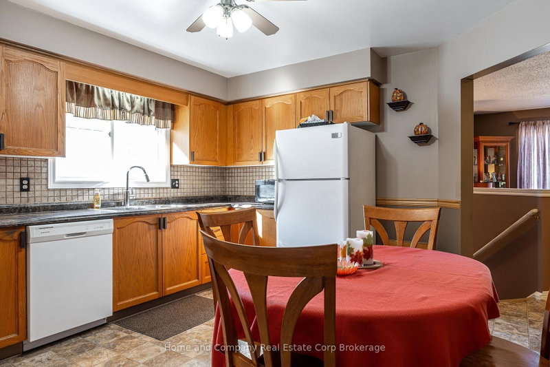 59 Falstaff St photo 3