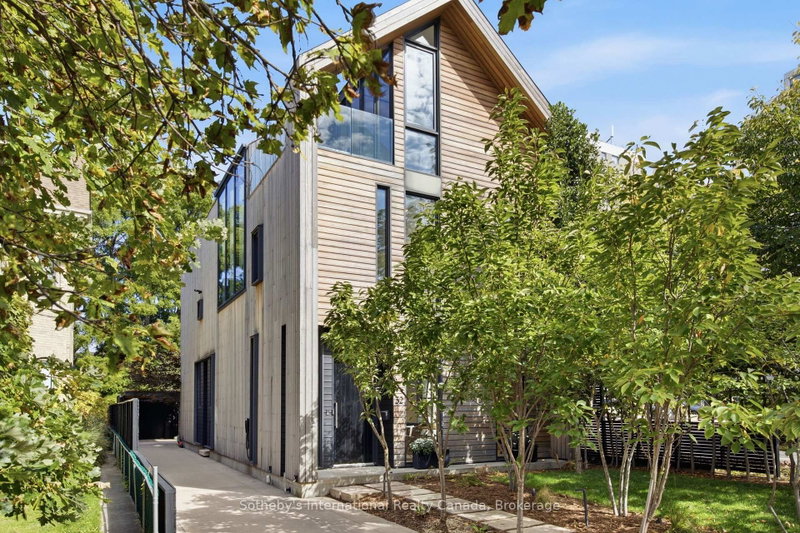 32 Ahrens St W photo 2