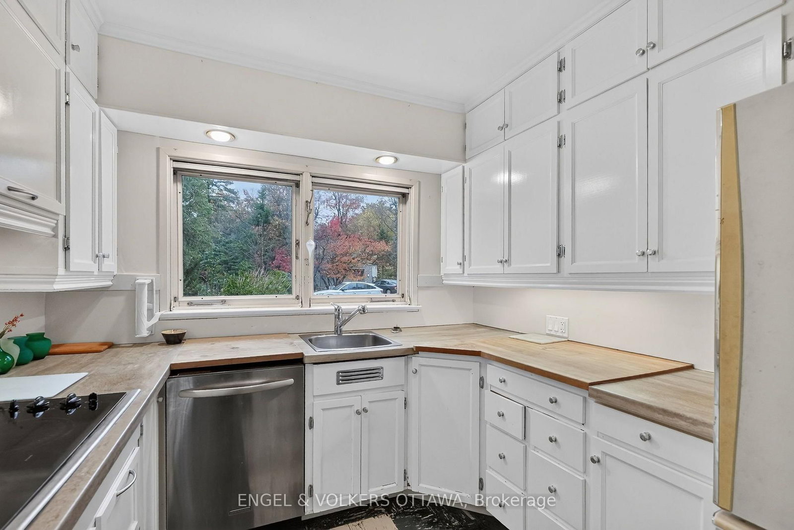 185 Lakeway Drive • Ottawa, ON photo 12