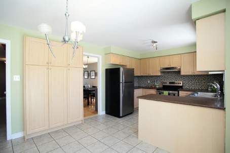 14 Round Leaf Crt, Barrie, L4N9N3 | Image 2