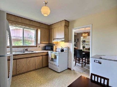 106 Lewis St, Welland, L3B4V7 | Image 2