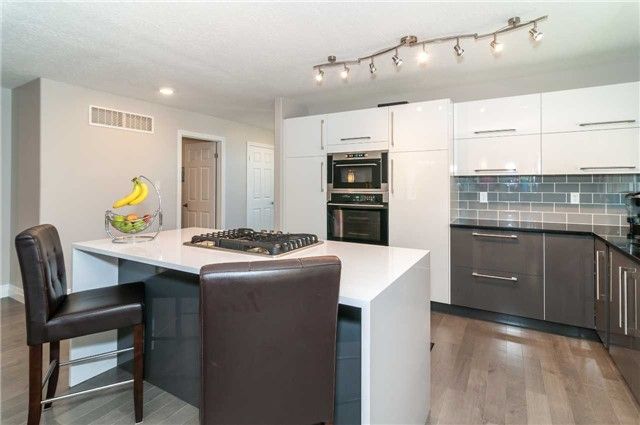 19 Falcon Cres, Barrie, L4N0Y9 | Image 3