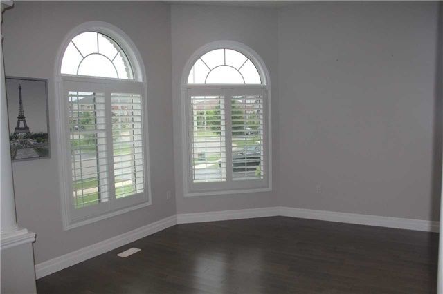 19 Falcon Cres, Barrie, L4N0Y9 | Image 3