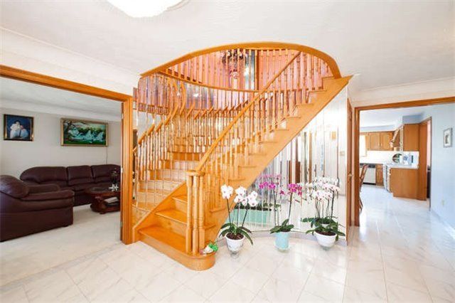 16 Vogue Crt, Hamilton, L8E 4T3 | Image 3