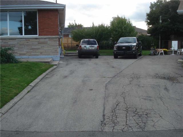 Lower - 8 Salmond Crt, Hamilton, L8T 2J7 | Image 2