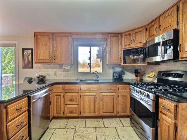 7652 Harris Point Dr, Plympton-Wyoming, N0N1J6 | Image 2