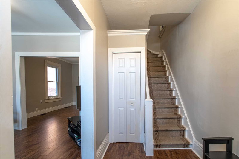 8 Madison Ave, Hamilton, L8L 5Y3 | Image 2