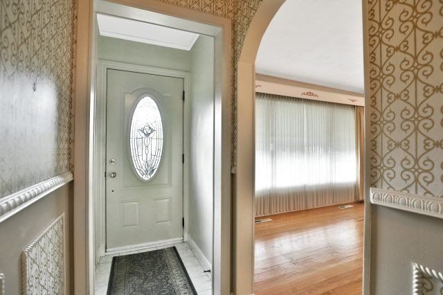 61 Floresta Crt, Hamilton, L9G 1R6 | Image 2