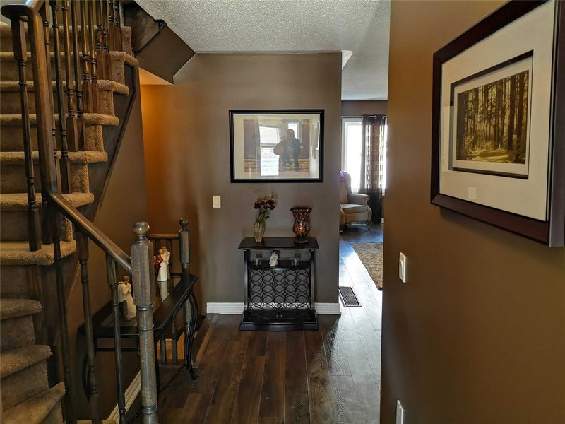 756 Cook Cres, Shelburne, L9V3V2 | Image 2