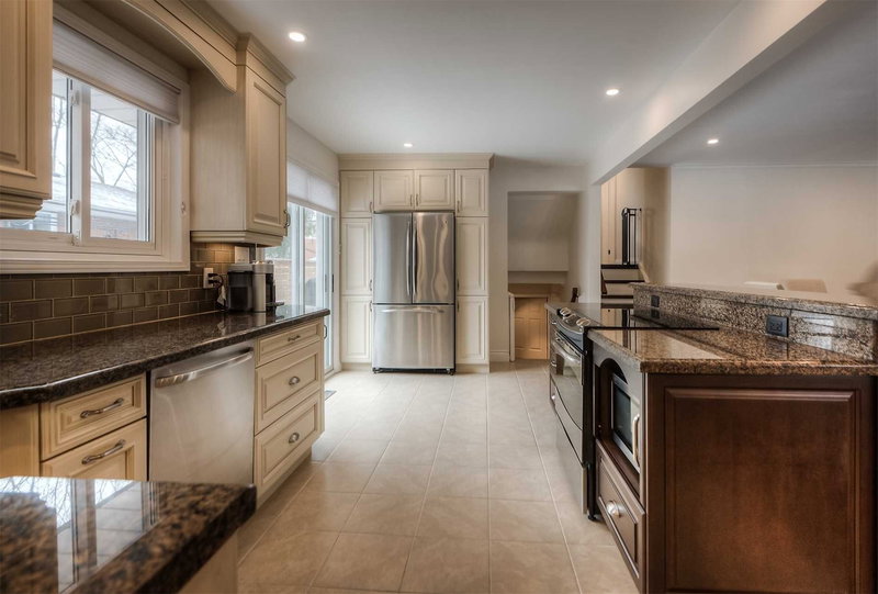 163 Pinegrove Cres, Waterloo, N2L 4T9 | Image 2