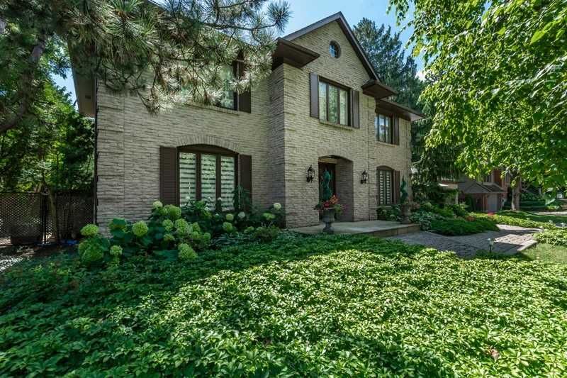 28 Stonegate Dr, Hamilton, L9G 3R7 | Image 2