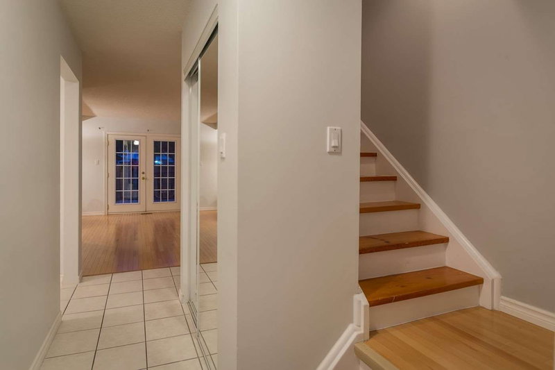 9 - 100 Quigley Rd, Hamilton, L8K6J1 | Image 2