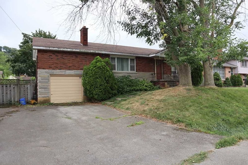 22 Hazelwood Ave, Grimsby, L3M 1K1 | Image 2