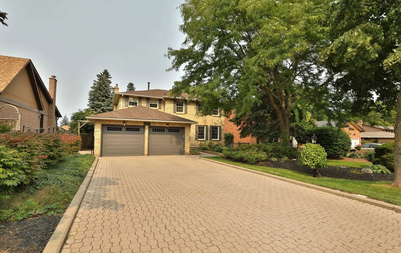 318 Lloyminn Ave, Hamilton, L9G 3X4 | Image 2