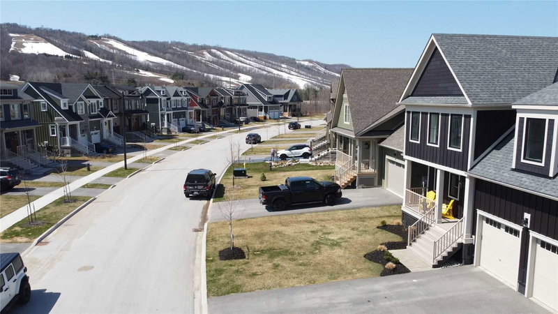 205 Yellow Birch Cres, Blue Mountains, L9Y 0Z3 | Image 3