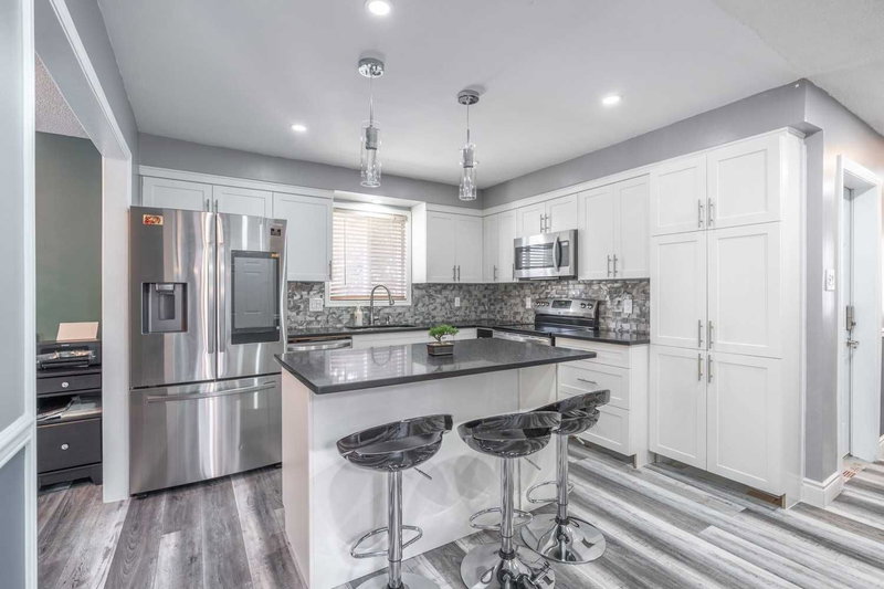 721 Acadia Dr, Hamilton, L8W 3V2 | Image 3