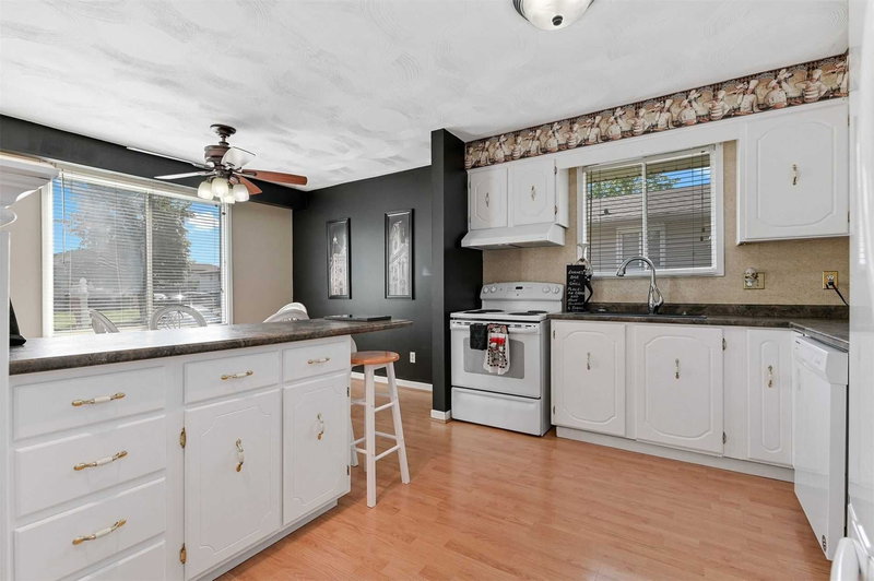 8061 Paddock Trail Dr, Niagara Falls, L2H 1W8 | Image 3