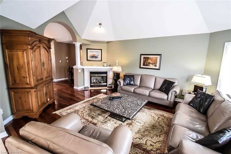 65 Mccaffery Cres, St. Catharines, L2S 3Y6 | Image 2