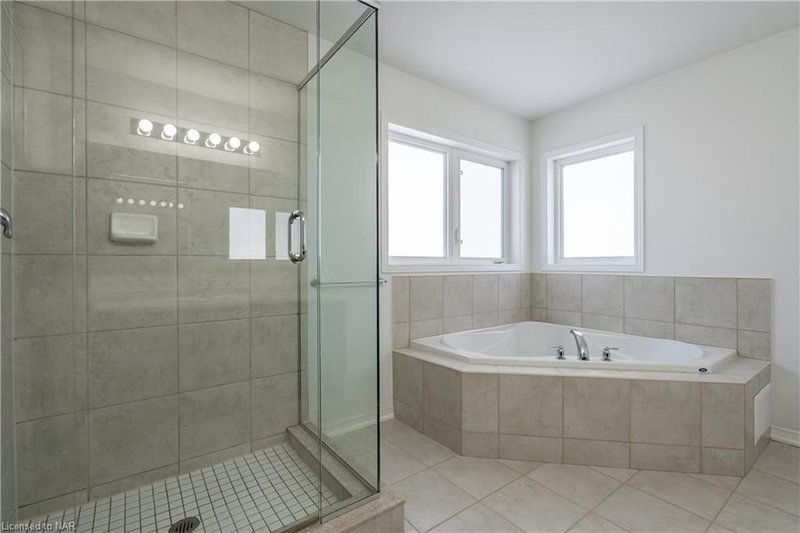 165 Palacebeach Tr, Hamilton, L8E0C3 | Image 3