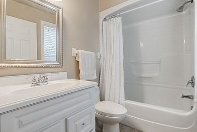 25 Walker Crt, Grimsby, L3M 5J5 | Image 2