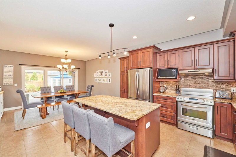 100 Creekside Dr, Welland, L3C 0B4 | Image 2